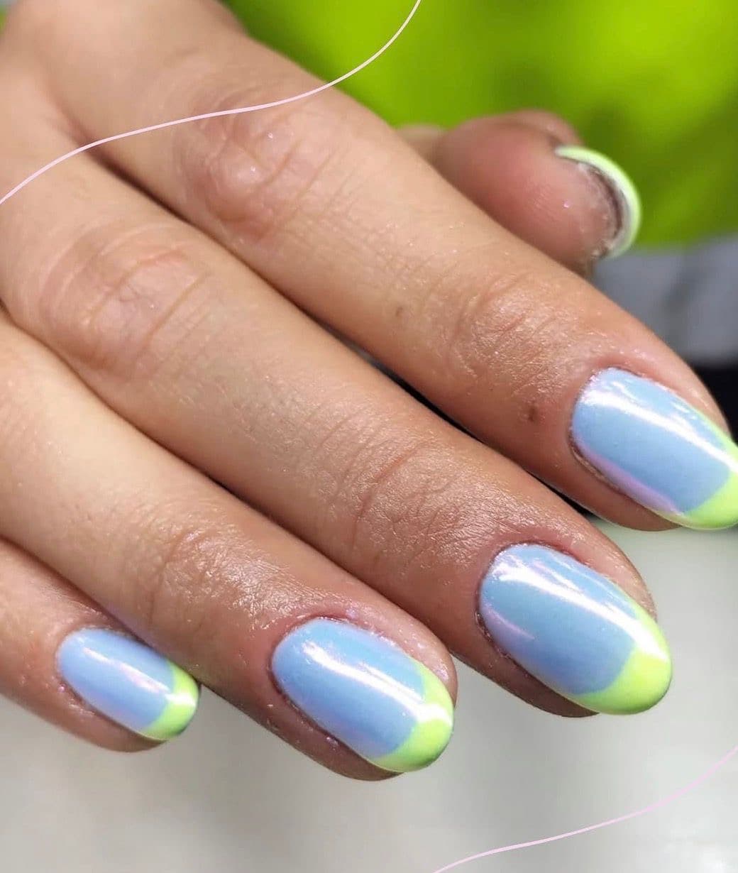 Diseño francesa en azul celeste con puntas verde lima