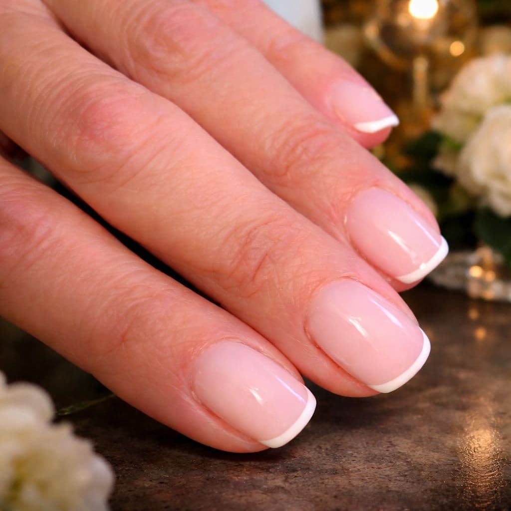 Francesa clásica con base rosa natural y puntas blancas impecables