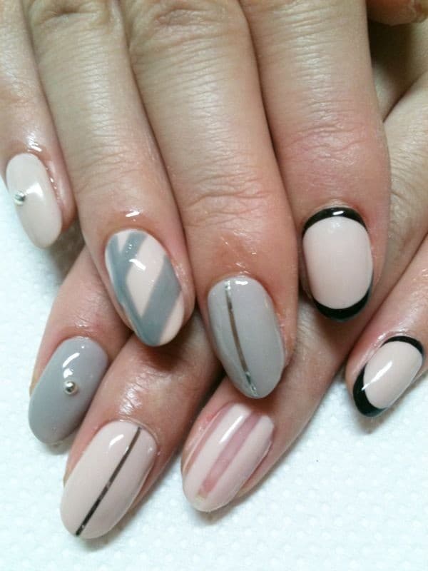 Diseño geométrico en tonos neutros con líneas finas y acabado brillante