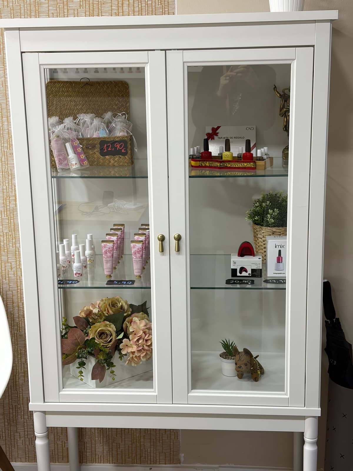 Vitrina de productos premium en Pretty Nails Zaragoza
